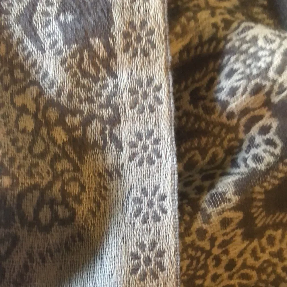 Chico’s Lacey jacquard wrap scarf gray one size fringe edge NWT - Picture 11 of 12